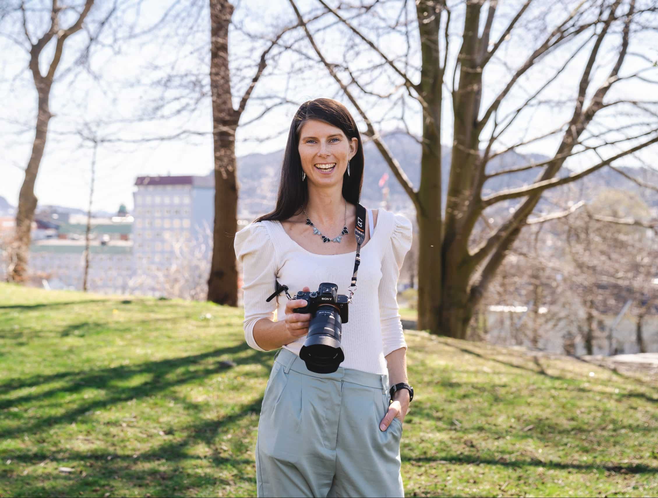 Veronika Stuksrud med kamera _ Foto Susanne Grøvo Nielsen